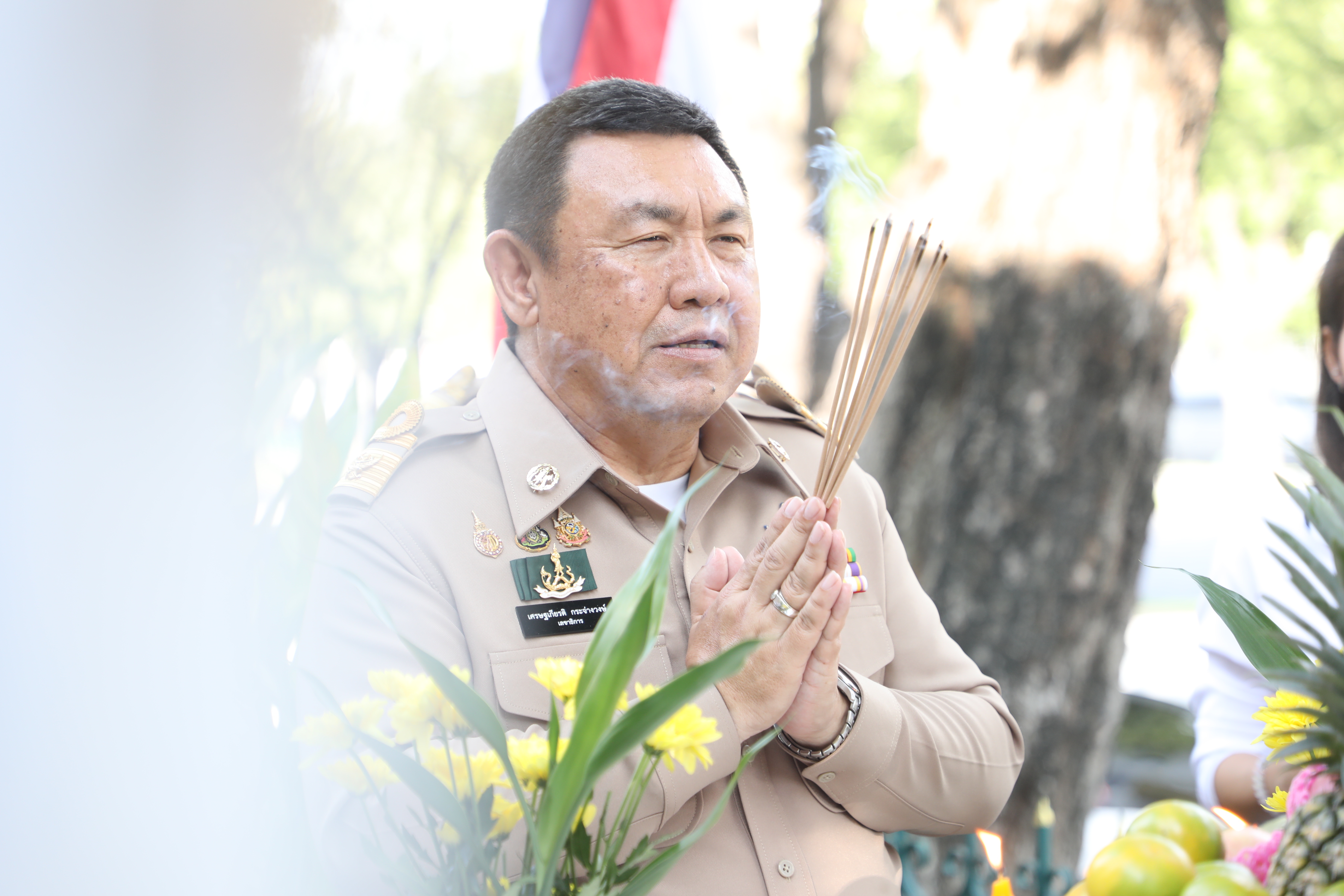 title - เลขาธิการ ส.ป.ก. และผู้เกษียณอายุราชการ สักการะสิ่งศักดิ์สิทธิ์ประจำ กระทรวงเกษตรและสหกรณ์ และ สำนักงานการปฏิรูปที่ดินเพื่อเกษตรกรรม เนื่องในโอกาสเกษียณอายุราชการ